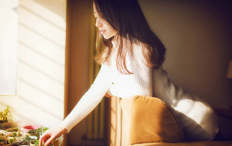 就这么望著吧，直到把浮世望成眼睫上的尘埃。如果，子夜想醉，有什么比叹息更畅怀的?子夜想歌，有什么比忘川之水更能断愁?——三毛